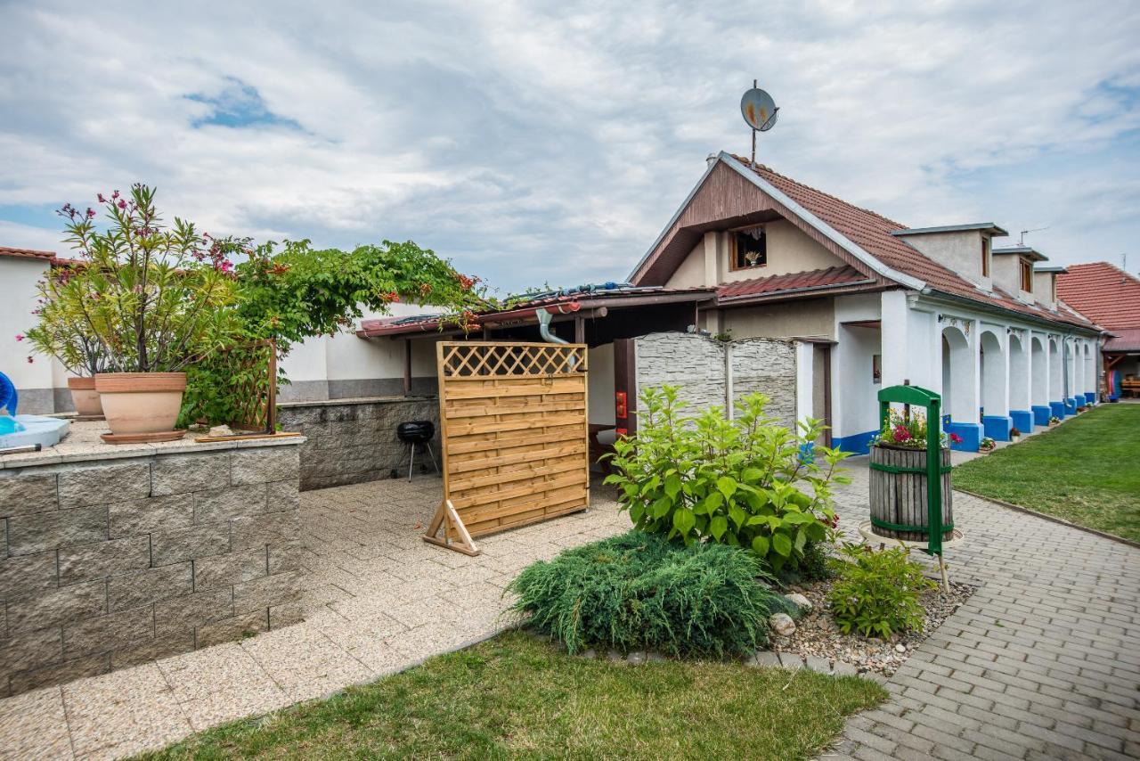 Malovany Dvorecek Dolní Dunajovice エクステリア 写真